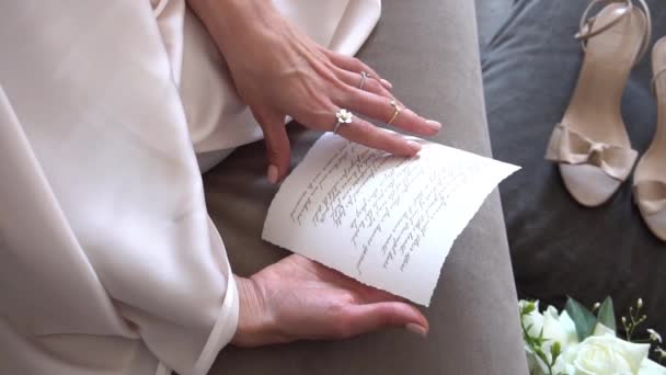 Slow Motion Girl Sevdiği Birinden Gelen Bir Mektubu Okuyor — Stok video