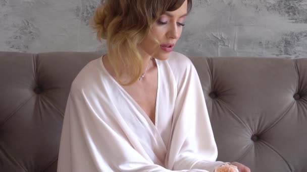 Slow Motion Joven Hermosa Mujer Posando Lencería Blanca — Vídeo de stock
