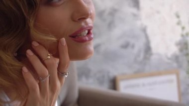 Slow Motion Genç seksi kadın iç çamaşırlı