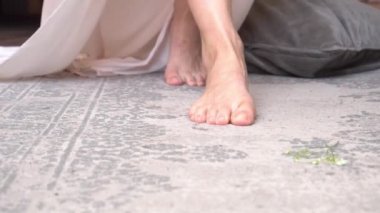 Slow Motion Woman 'ın ayakları yere basıyor.