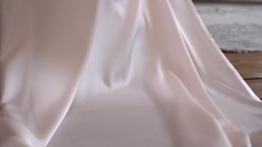 Peignoir giyen Yavaş Hareketli genç kadın yalınayak yürüyor. Sadece bacaklar görünür.