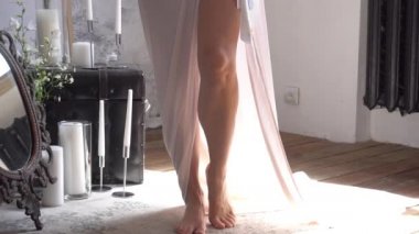 Slow Motion Genç seksi kadın iç çamaşırı ve duvak yürüyüşü