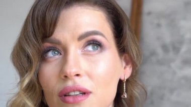 Slow Motion beyaz iç çamaşırlı güzel gelin fotoğrafçıya poz veriyor.