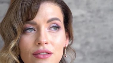 Gelinliği Yavaş Çekimde Genç Bir Gelinin Portresi