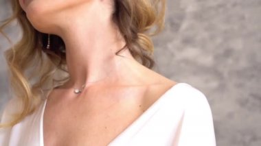 Slow Motion beyaz iç çamaşırlı güzel gelin fotoğrafçıya poz veriyor.