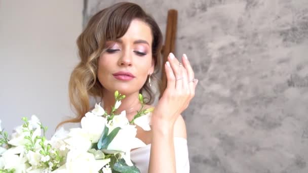 Giovane Ragazza Abito Sposa Possesso Mazzo Della Sposa Close Lento — Video Stock