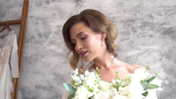 Mattina Della Sposa Bianco Rose Tiene Tra Mani Bouquet Sposa — Video Stock