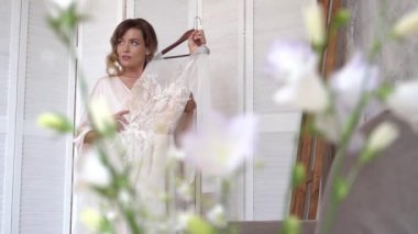 Gelin İpek Elbise Tutma Tanımıyor ve ona hayran