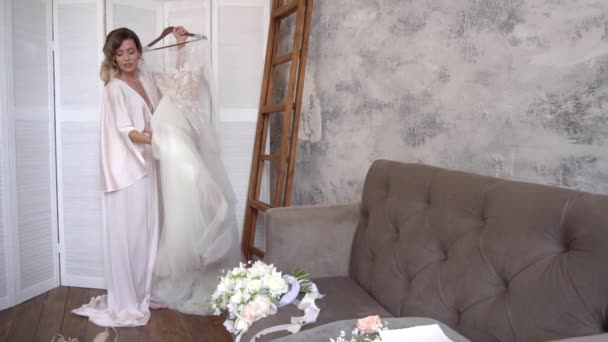 Jeune Adorable Mariée Heureuse Touchant Robe Mariée Sourire Mouvement Lent — Video