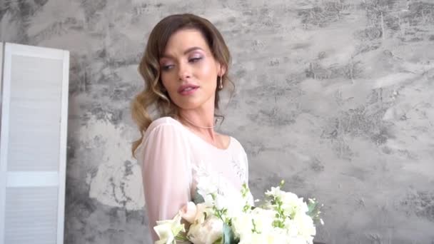 Красивая Женщина Позирует Свадебном Платье — стоковое видео
