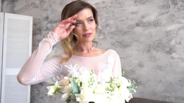 Zeitlupe Junge Frau Mädchen Morgen Mit Hochzeitsstrauß Aus Blumen — Stockvideo