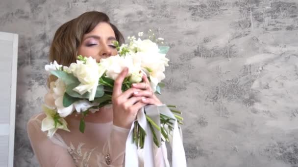 Portret Van Een Bruid Trouwjurk Met Kleurrijke Bloemen Slow Motion — Stockvideo