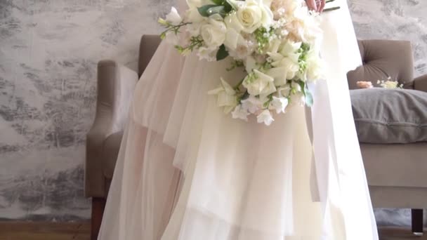 Schöne Schöne Braut Hochzeitskleid Schleier Brautstrauß Händen — Stockvideo