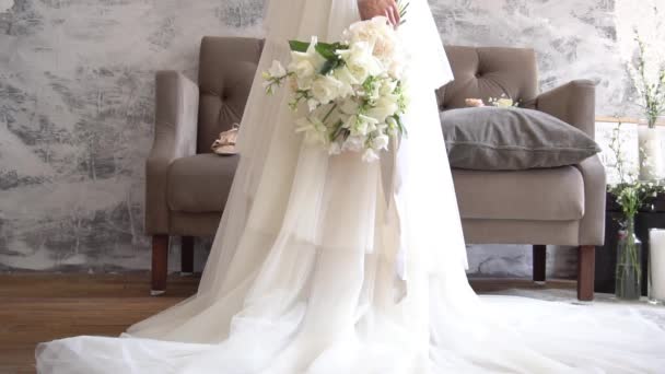 Noiva Vestido Casamento Com Flores Coloridas Movimento Lento — Vídeo de Stock
