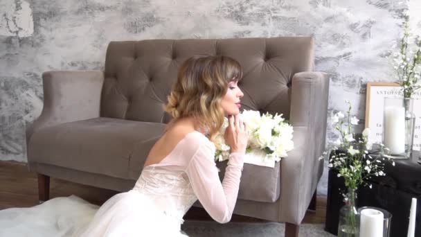 Повільний Рух Красива Наречена Позує Студії Весільній Сукні — стокове відео