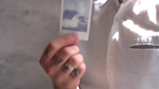 Ruka Drží Třese Polaroid Fotografie Urychlenému Procesu Sušení — Stock video