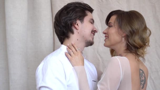 Slow Motion Close Momento Terno Casamento Feliz Casal Relaxante — Vídeo de Stock