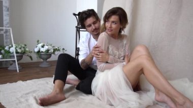 Slow Motion Büyüleyici gelin ve damat kucaklıyor ve öpüyor. 