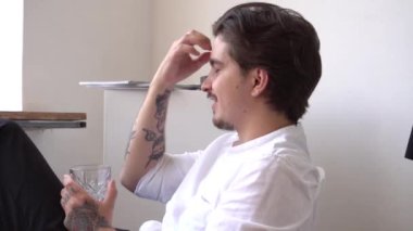 Yavaş Hareketli Damat Pencere Önündeki Suyu İçiyor