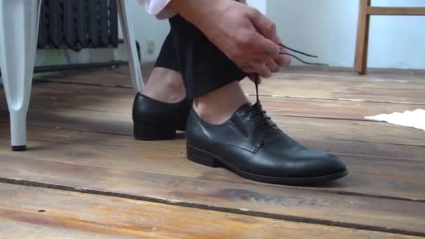 1,650 vídeos de de zapatos, metraje de Cordones de zapatos sin royalties | Depositphotos