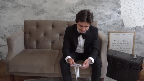 Αργή Κίνηση Όμορφος Άντρας Διαβάζει Ένα Γράμμα Από Νύφη Του — Αρχείο Βίντεο