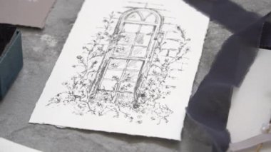 Evlilik yüzükleri ve düğün çiçekleri. Altın nişan yüzüğünün romantik kompozisyonu