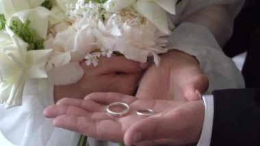 Yavaş Hareketli Eller yüzükleri tutuyor 