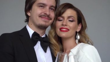 Slow Motion Slow Motion yeni evliler düğünlerinde şampanya içerler. Şerefe!