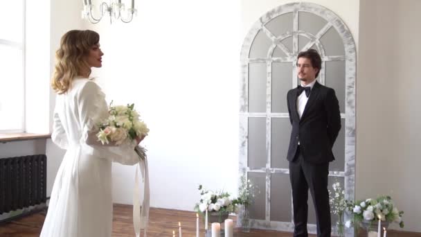 Slow Motion Bruden Och Brudgummen Den Klassiska Hallen — Stockvideo