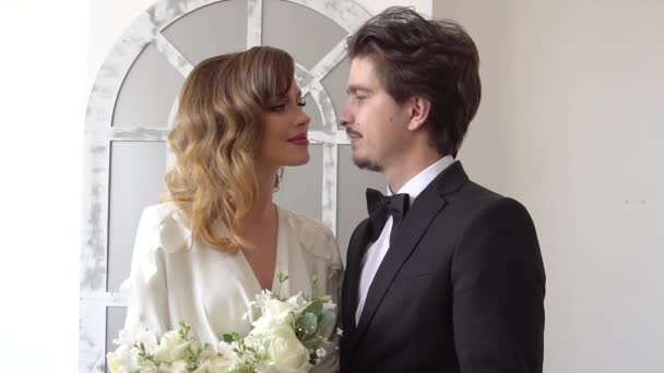 Lassú Mozgás Menyasszony Vőlegény Nagyon Fényes Szobában Úgy Néz Egymást — Stock videók