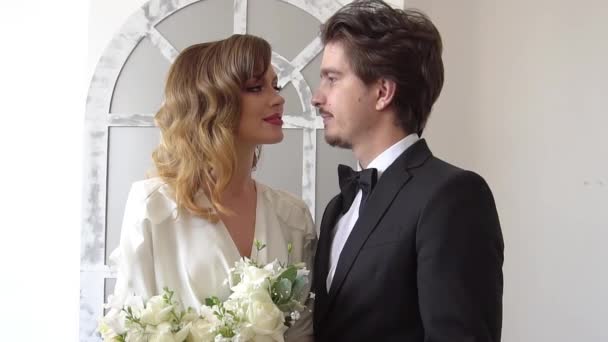 Feliz Noivo Noiva Casal Casamento Feliz Alegre Mostrando Sentimentos Ternos — Vídeo de Stock