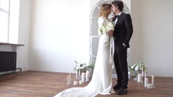 Lassú Mozgás Menyasszony Vőlegény Áll Ablak Mellett — Stock videók