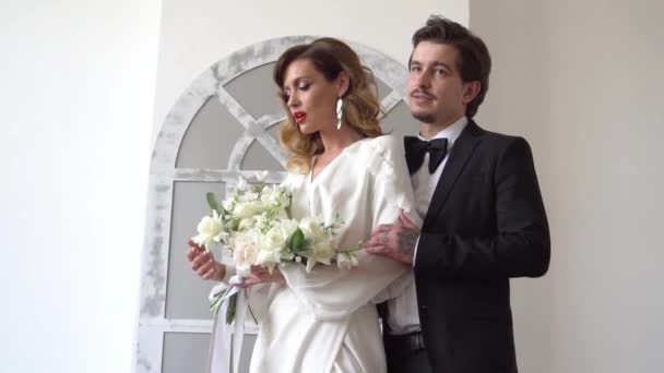 Zeitlupe Schönes Hochzeitspaar Posiert Studio — Stockvideo