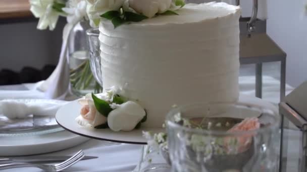 桌上花卉婚礼装饰品的关门慢动作 — 图库视频影像