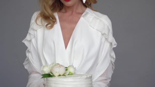 Bella Sposa Elegante Abito Sposa Bianco Possesso Una Torta — Video Stock