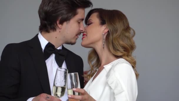 Pomalý Pohyb Novomanželé Užívají Líbánky Objímání Líbání Tanec Popíjení Šampaňského — Stock video