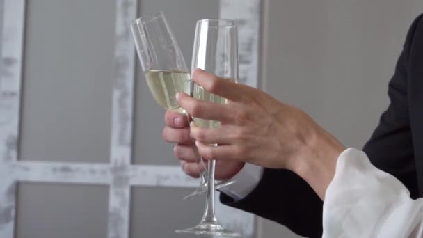 Slow Motion Frischvermählte Trinken Auf Ihrer Hochzeit Champagner Jubel — Stockvideo