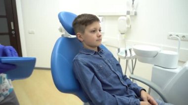 Ofiste dişçisi olan 4K çocuğu.