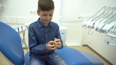 4K takma dişlerle oynayan küçük çocuk.