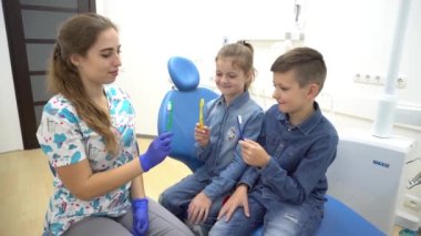 4K çocuklar dişlerini fırçalarken ofiste eğleniyorlar., 