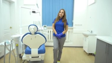 4K dişçi ofisinde duruyor.