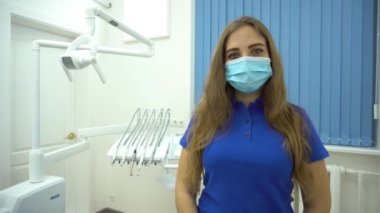 4K. Başparmağını kaldırdı. Mutlu hasta ve dişçi konsepti. Diş hekimi çalışma konsepti