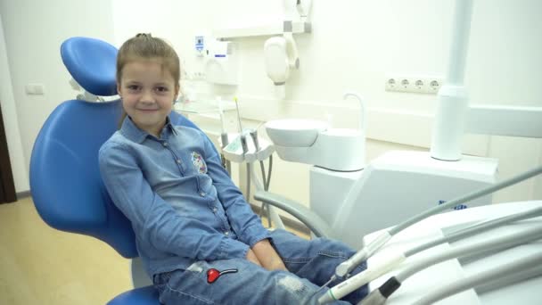 Bambina Seduta Nello Studio Dentistico — Video Stock