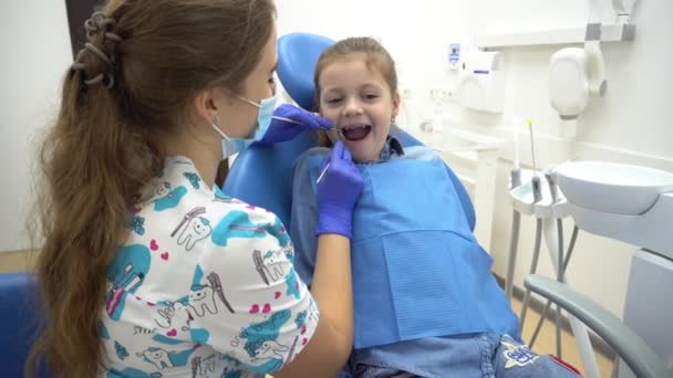 Cute Uśmiechnięta Dziewczyna Dentysty Siedzi Fotelu — Wideo stockowe