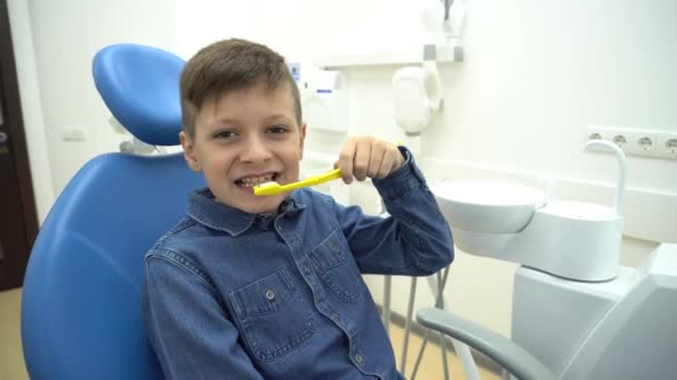 Petit Garçon Dans Chaise Des Dentistes Utilisant Une Brosse Dents — Video