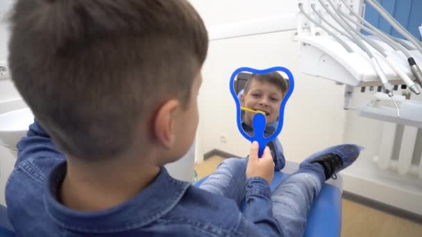 Malý Chlapec Sedí Dantistickém Křesle Zrcadlem Mužský Pacient Dívá Své — Stock video
