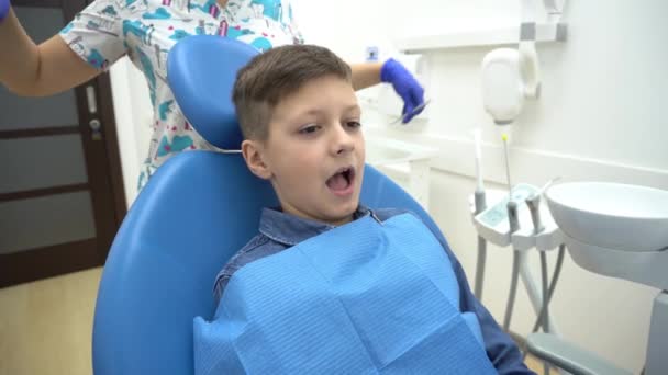 Zbliżyć Się Małego Chłopca Patrząc Przestraszony Przerażony Krzycząc Pokrycie — Wideo stockowe