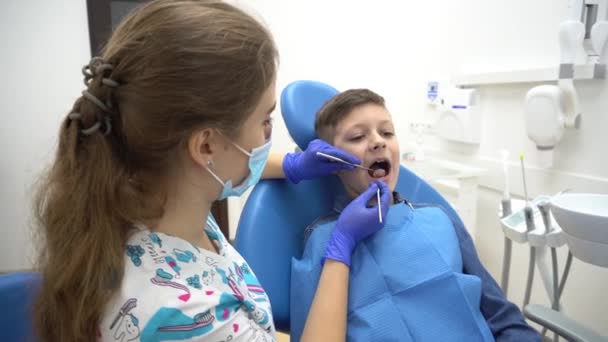 Ragazzino Dentista Femminile Nello Studio Dentistico — Video Stock