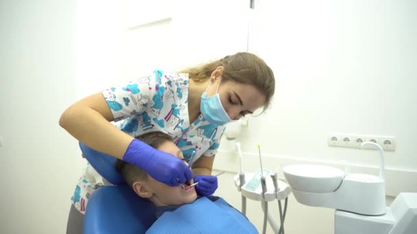 4K歯科事務所の歯科医を持つ子供 — ストック動画