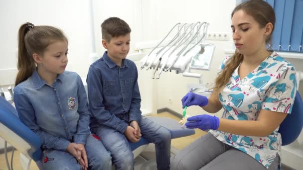 Dentista Pediátrico Explicando Paciente Jovem Como Usar Escova Dentes Odontologia — Vídeo de Stock